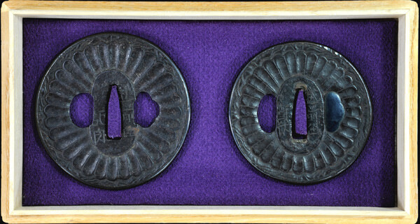 鍔 紀内 菊花図 大小鍔 日本刀剣保存会