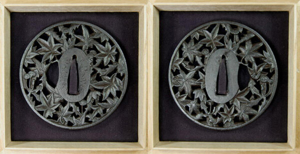 鍔 以紅毛鉄 造之清次 鉄地紅葉透鍔