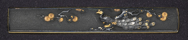 小柄 銘 片岡芳輝(花押) 唐松孔雀図小柄 保存刀装具鑑定書